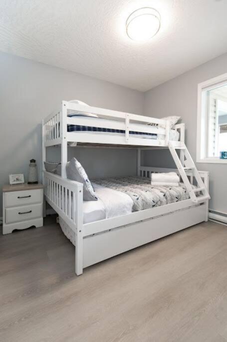 Lovely 2 Bedroom Suite Steps From The Beach Victoria Exterior foto