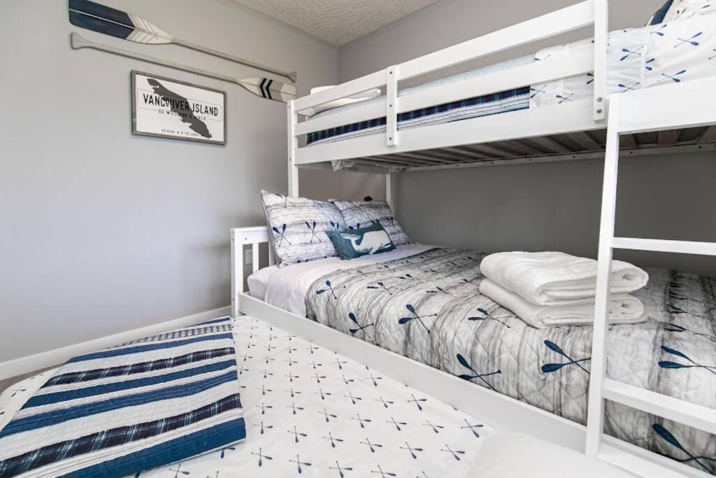 Lovely 2 Bedroom Suite Steps From The Beach Victoria Exterior foto