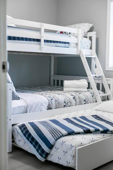 Lovely 2 Bedroom Suite Steps From The Beach Victoria Exterior foto